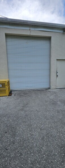 More Photos Of 1076 Business Ln, Naples Showroom For Lease