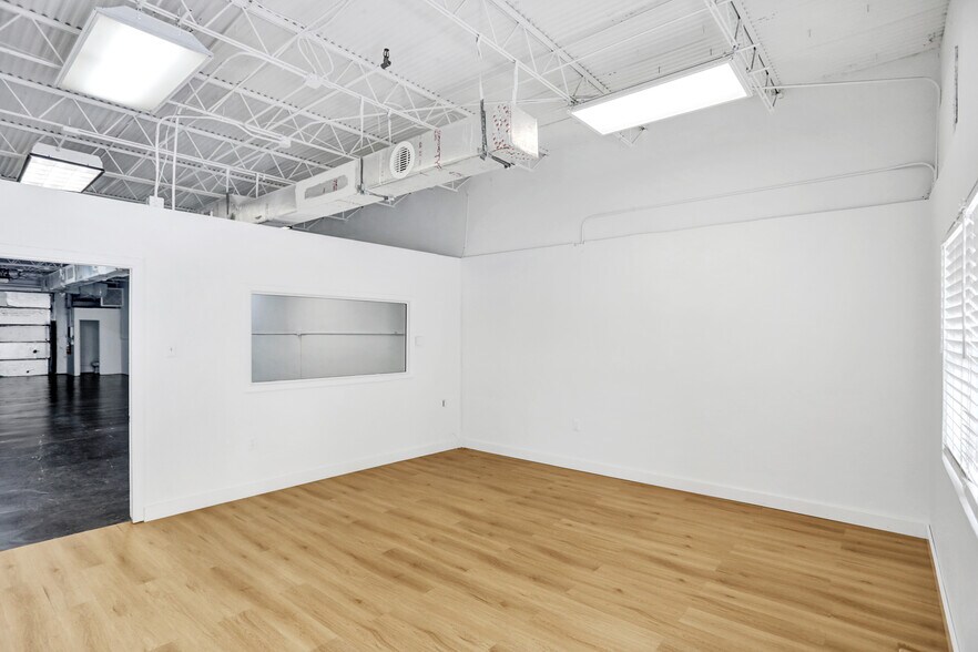 More Photos Of 3930-3948 NE 5th Ave, Oakland Park Warehouse For Lease