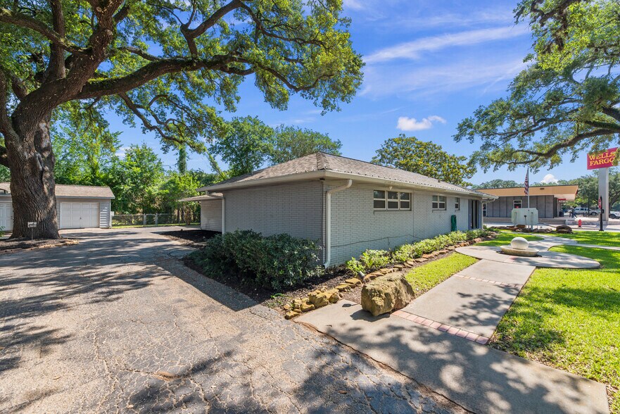 More Photos Of 1001 Avenue B, Katy Storefront Retail Office For Lease