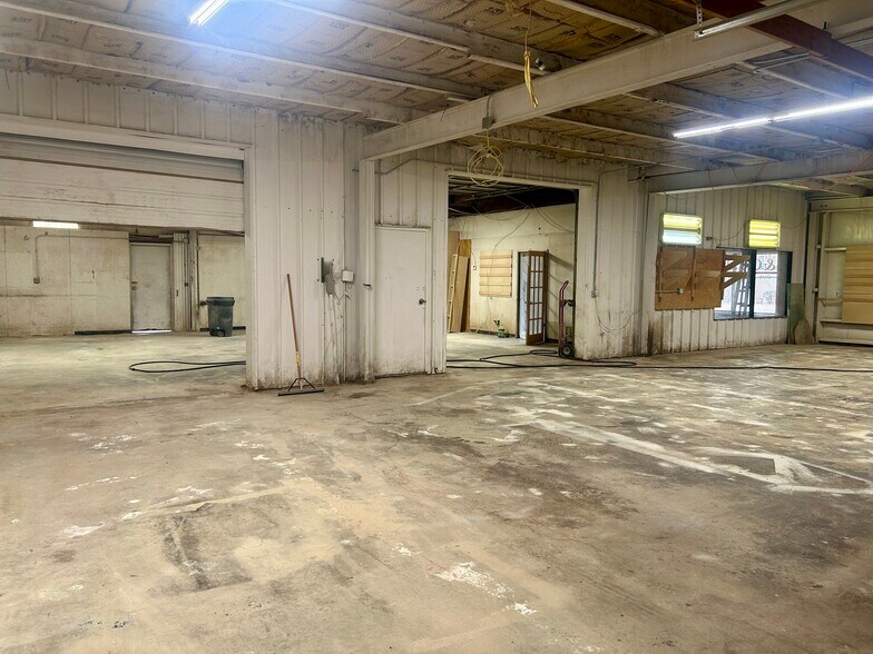 More Photos Of 201 S McQuarrie Ave, Wagoner Flex For Sale