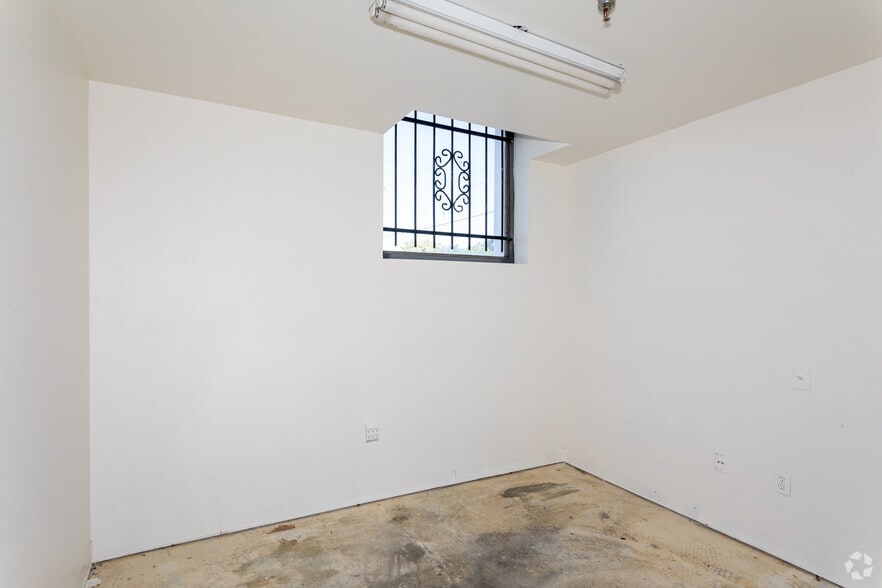 More Photos Of 1591 W Alameda Ave, Denver Showroom For Lease