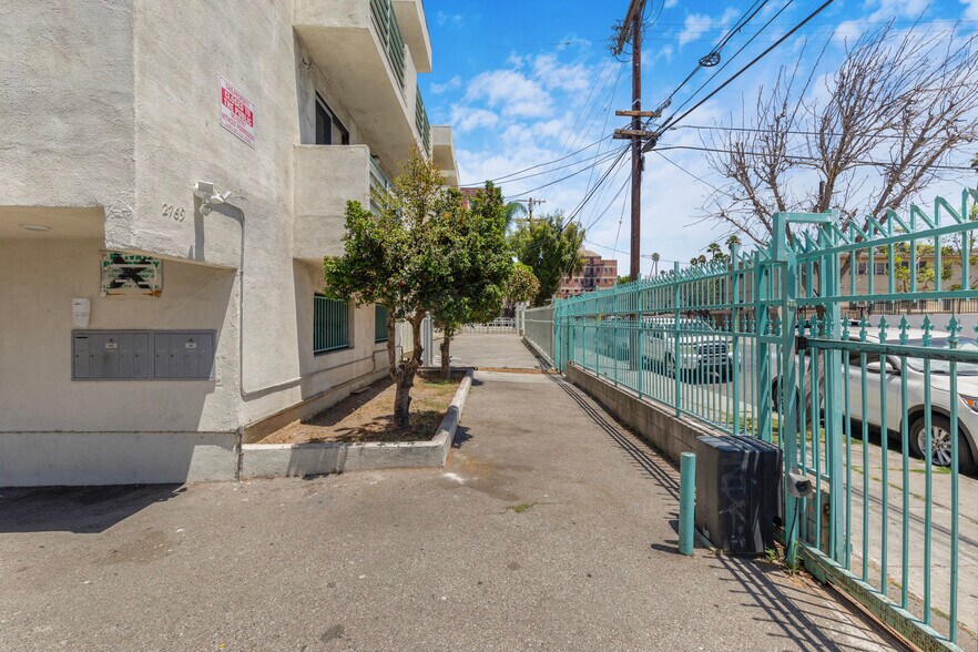 More Photos Of 2769 San Marino St, Los Angeles Apartments For Sale