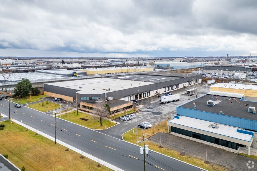 More Photos Of 2900 Av André, Dorval Warehouse For Lease
