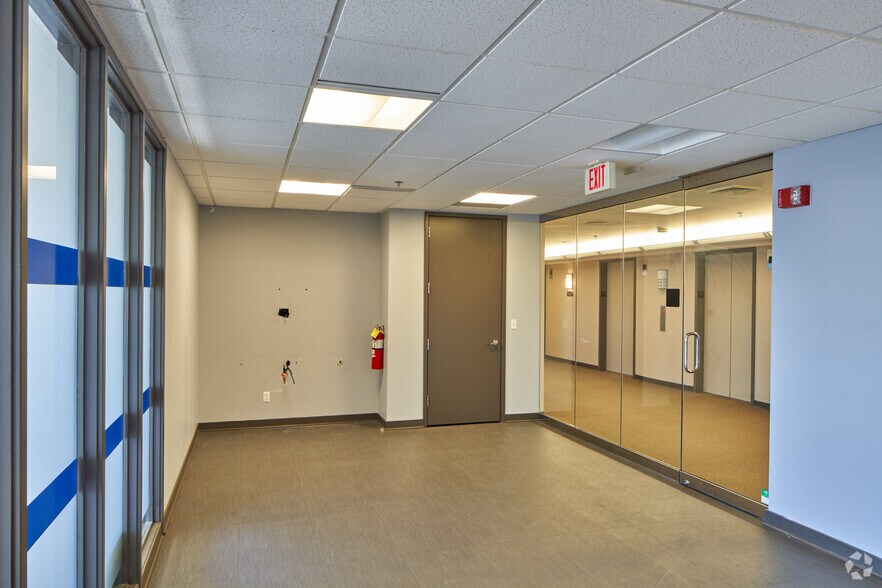 More Photos Of 888 W Big Beaver Rd, Troy Office For Lease