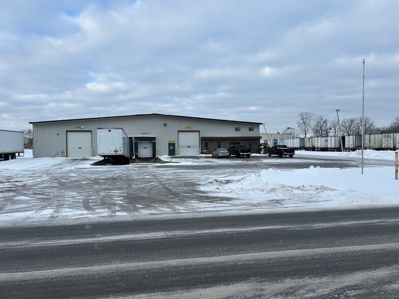 Primary Photo Of 1123 Verdant Dr, Elkhart Manufacturing For Lease