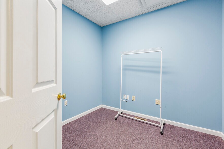 More Photos Of 3044 Breckenridge Ln, Louisville Office Residential For Sale