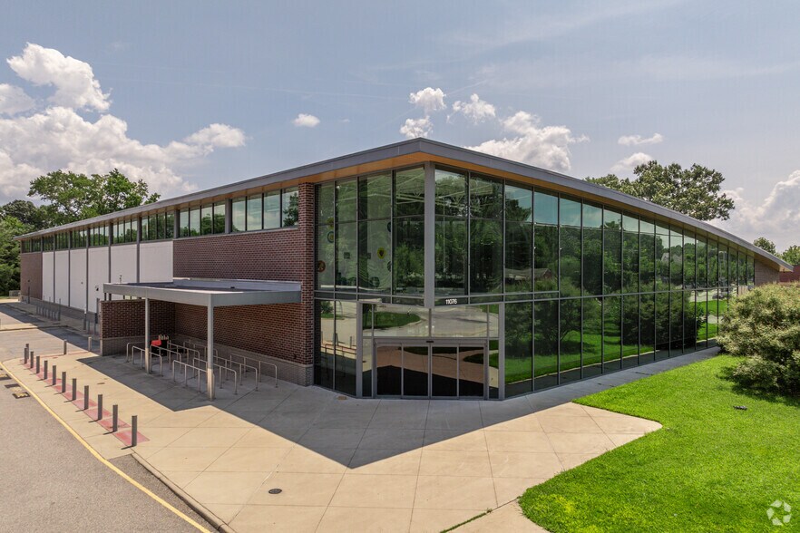 More Photos Of 11076 Warwick Blvd, Newport News Supermarket For Lease