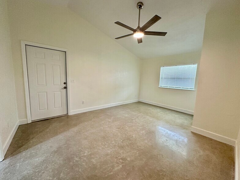 More Photos Of 7316 NE Waldo Rd, Gainesville Office For Lease