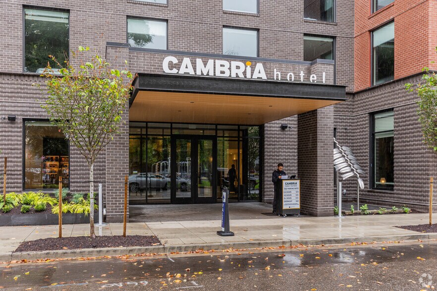 More Photos Of 165 NW Park Ave, Portland Hotel For Lease