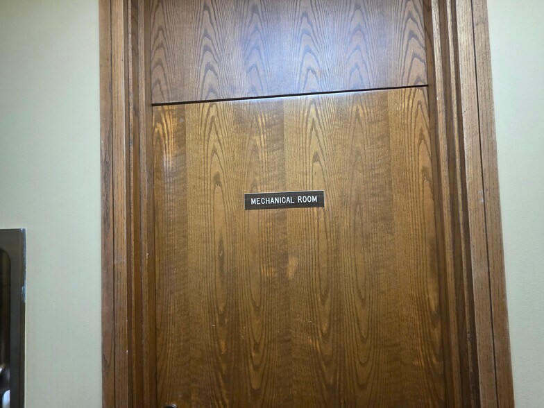 More Photos Of 401 N 2nd St, Rogers Office For Lease