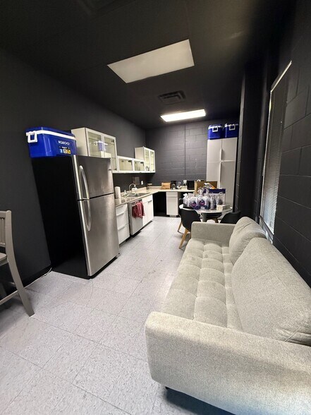 More Photos Of 2636 N Ontario St, Burbank Warehouse For Lease