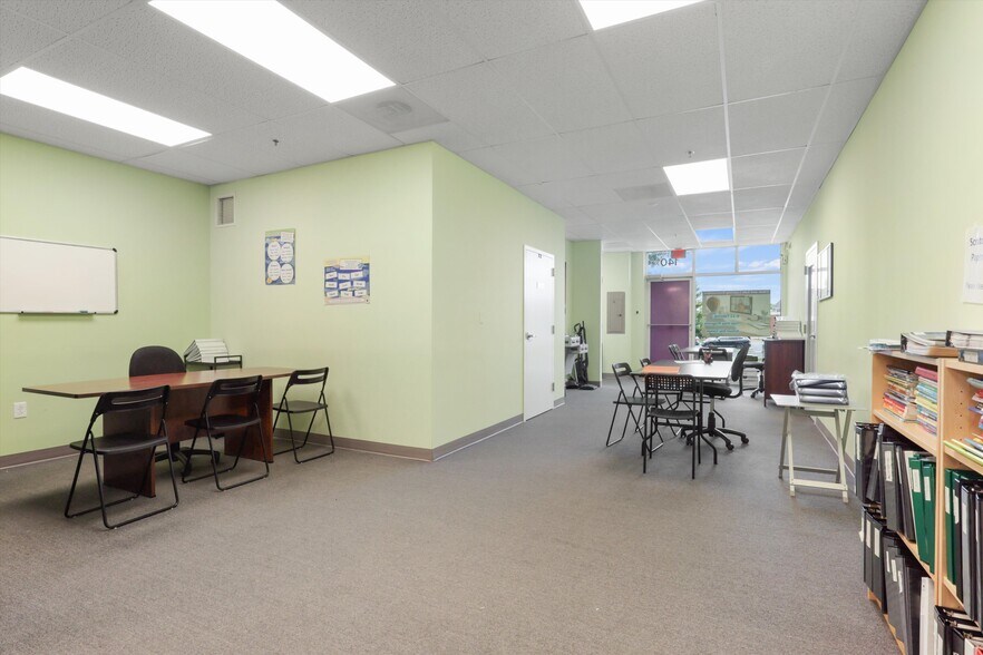 More Photos Of 43053 Pemberton Sq, Chantilly Unknown For Lease