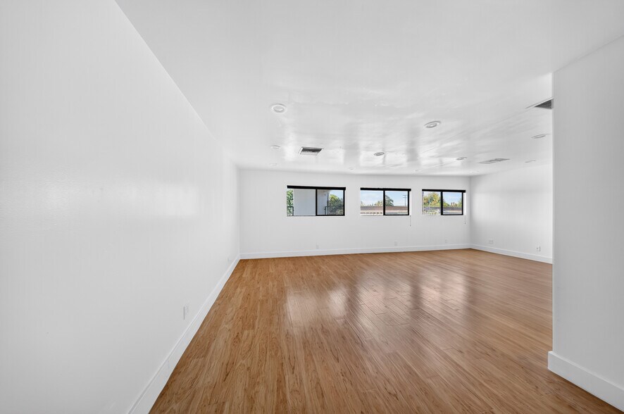 More Photos Of 19709 Ventura Blvd, Woodland Hills Office For Lease