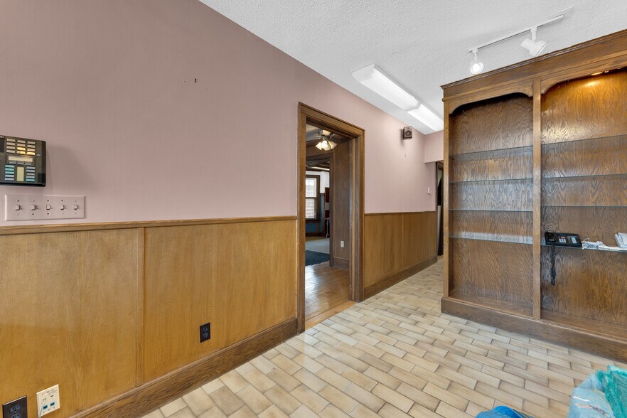 More Photos Of 1451 Ouellette Av, Windsor Office Residential For Sale