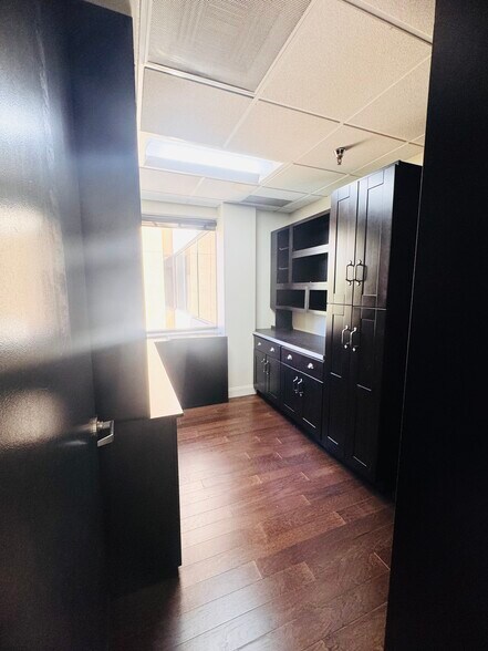 More Photos Of 21731 Ventura Blvd, Woodland Hills Medical For Lease