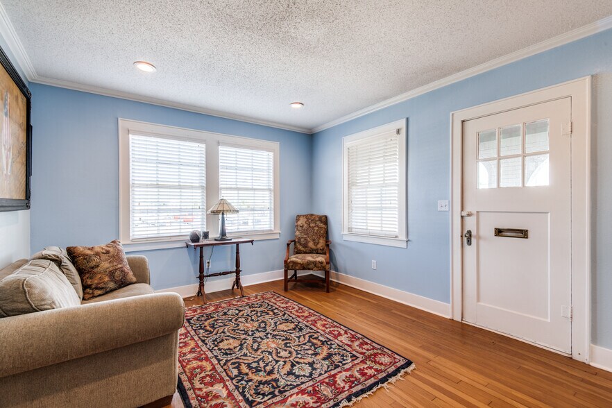More Photos Of 209 S Main St, Lindale Loft Creative Space For Sale