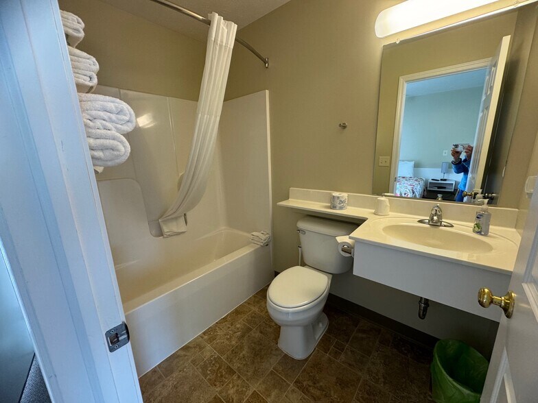 More Photos Of 214 S Main St, Lake City Hotel For Sale