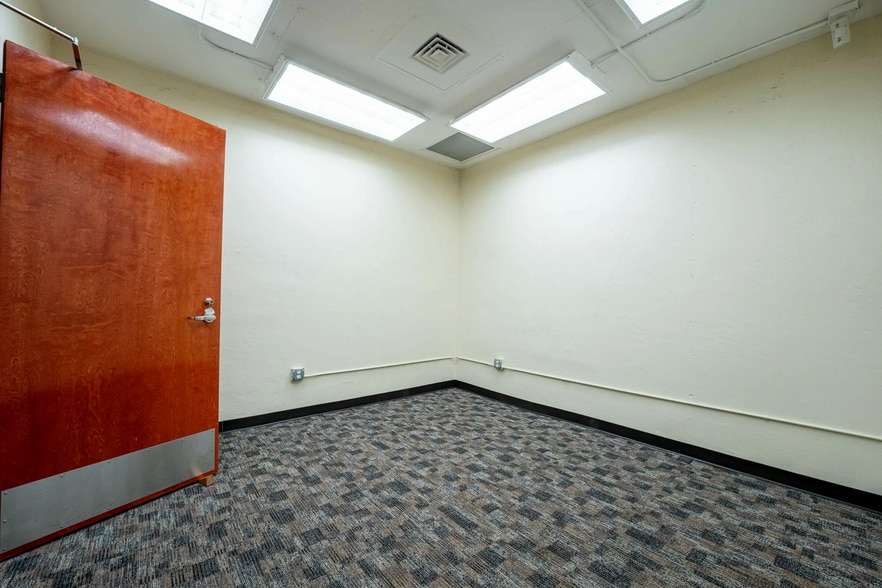 More Photos Of 1121 E Austin, Harlingen Office For Lease