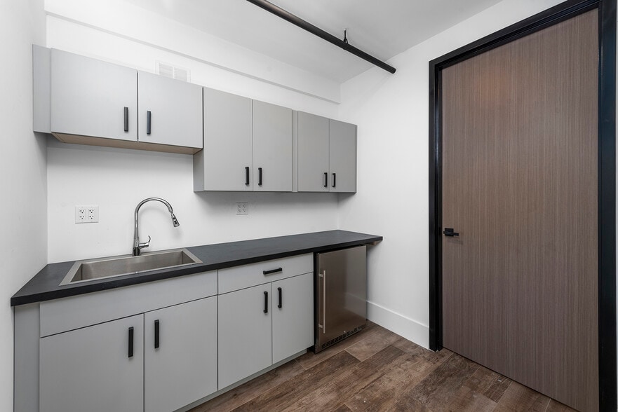More Photos Of 1954 N 30th Rd, Hollywood Office For Lease