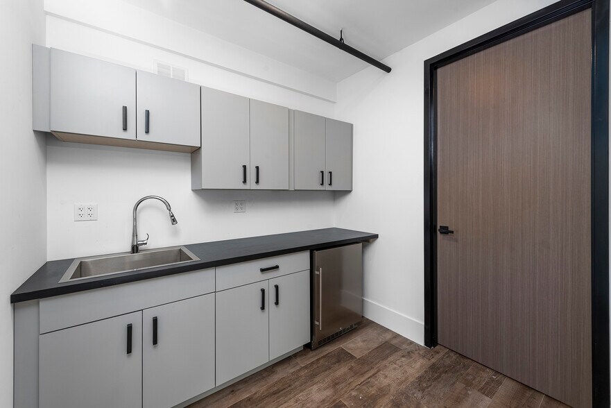 More Photos Of 1954 N 30th Rd, Hollywood Office For Lease