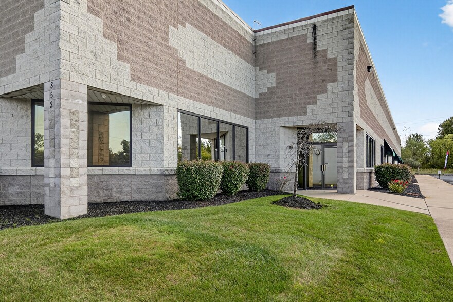 More Photos Of 852 E Highland Rd, Macedonia Flex For Lease