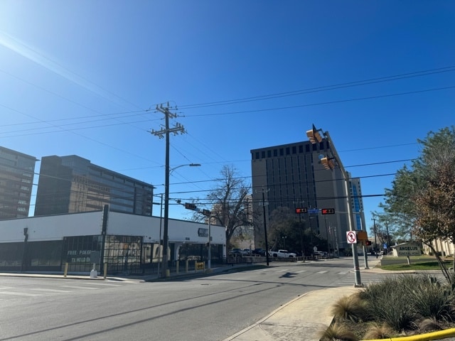 More Photos Of 1126 N Saint Marys St, San Antonio Unknown For Lease