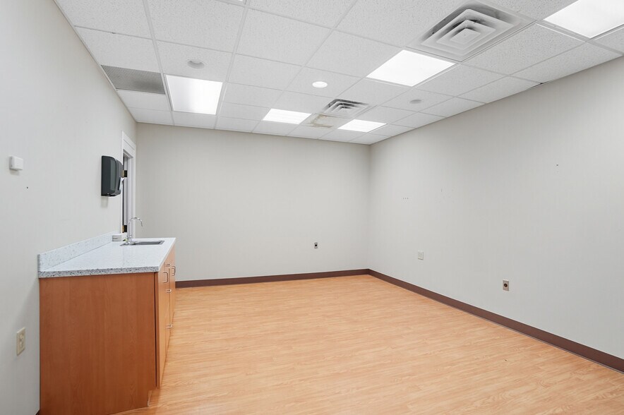 More Photos Of 916-920 W Market St, Lima Medical For Sale
