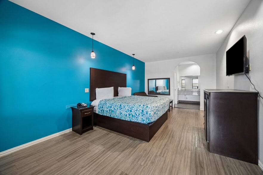 Primary Photo Of 14621 Highway 59 N, Humble Hotel For Sale