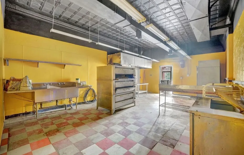 More Photos Of 2107 Main St, Niagara Falls Bar For Sale