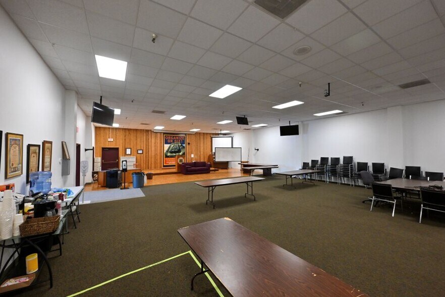 More Photos Of 276 Warner Milne Rd, Oregon City Showroom For Sale