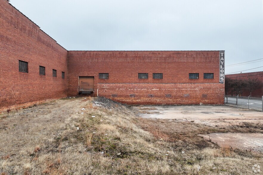 More Photos Of 916 Patterson Ave, Winston-Salem Warehouse For Lease