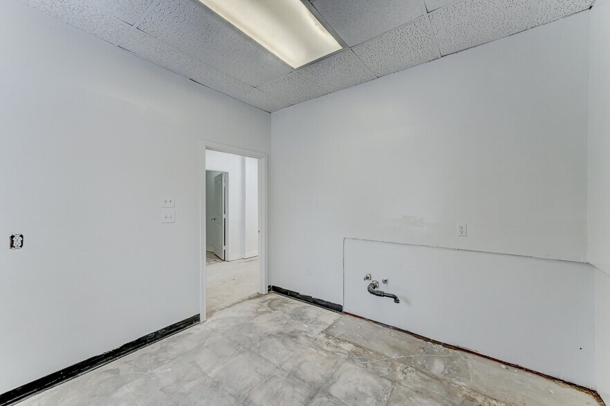 More Photos Of 14721 Pebble Bend Dr, Houston Medical For Lease
