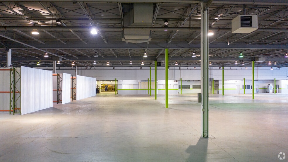 More Photos Of 7080 N Mccormick Blvd, Lincolnwood Warehouse For Lease
