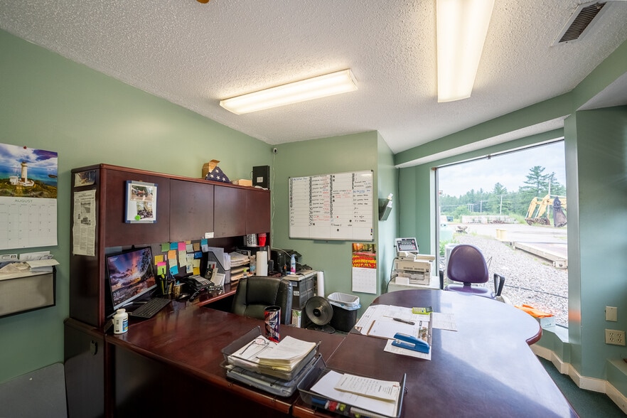 More Photos Of 563 Plains Rd, Tamworth Warehouse For Lease