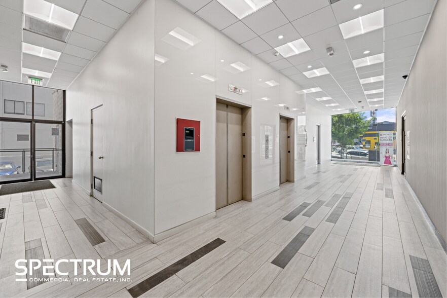 More Photos Of 17609 Ventura Blvd, Encino Office For Lease