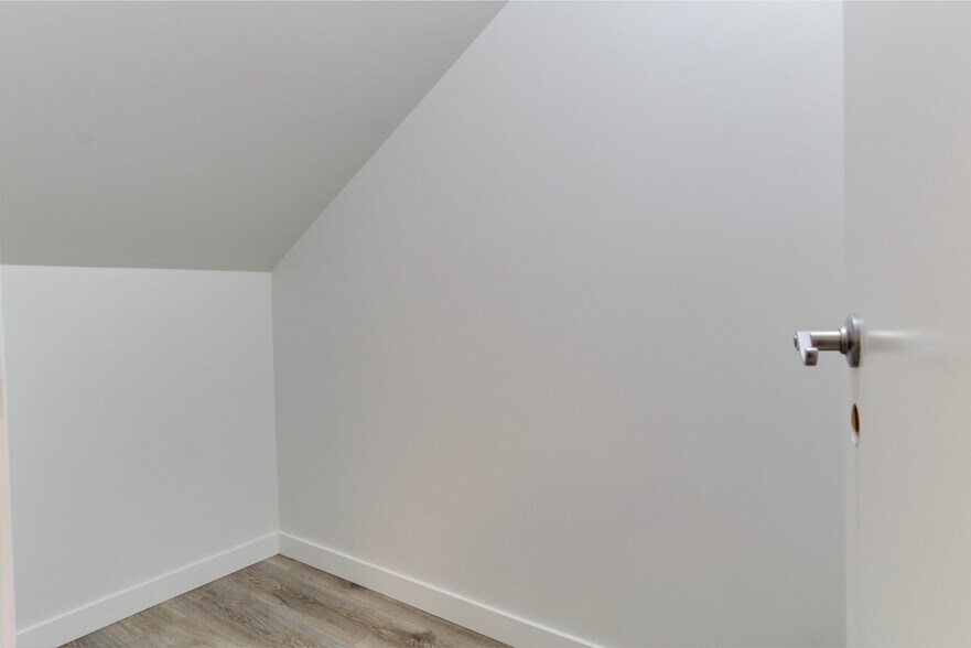 More Photos Of 1432 Hastings St W, Vancouver Office For Sale