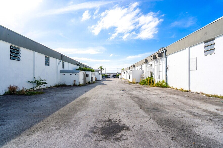 More Photos Of 3925 E 10th Ct, Hialeah Warehouse For Lease