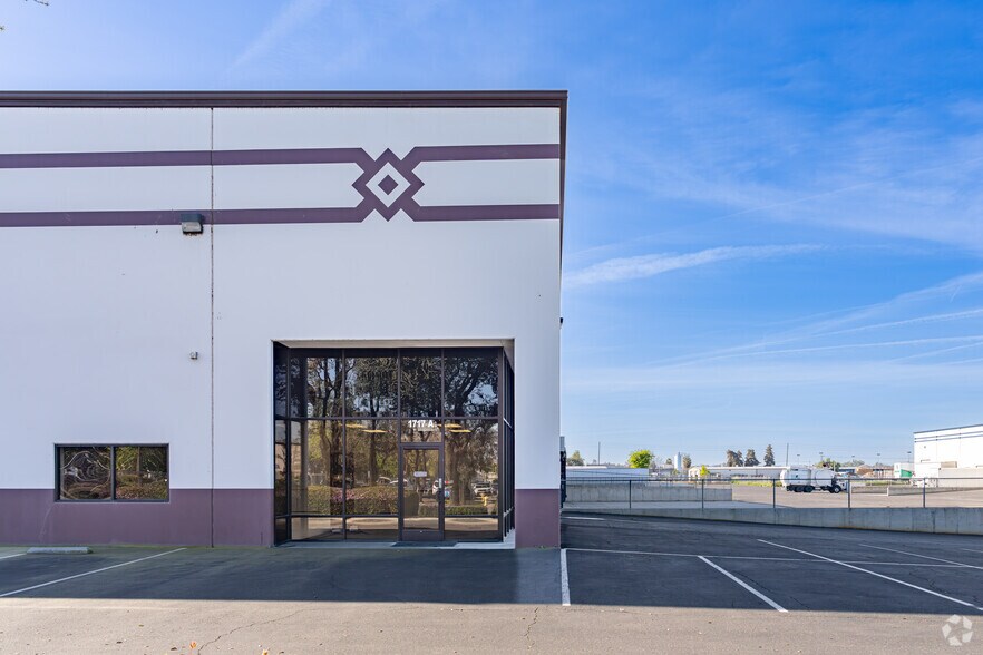 More Photos Of 1717 N Shirk Rd, Visalia Warehouse For Lease