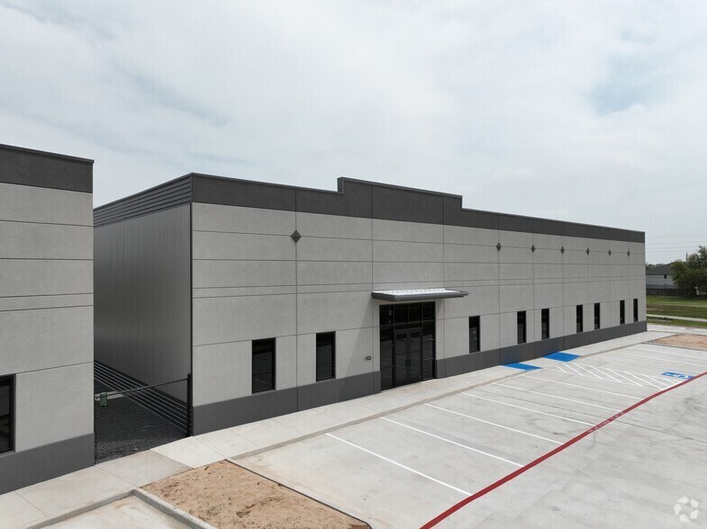 More Photos Of 3522 N Mason Rd, Katy Warehouse For Lease