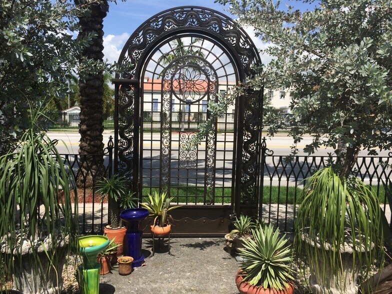 More Photos Of 102 N Federal Hwy, Dania Restaurant For Lease