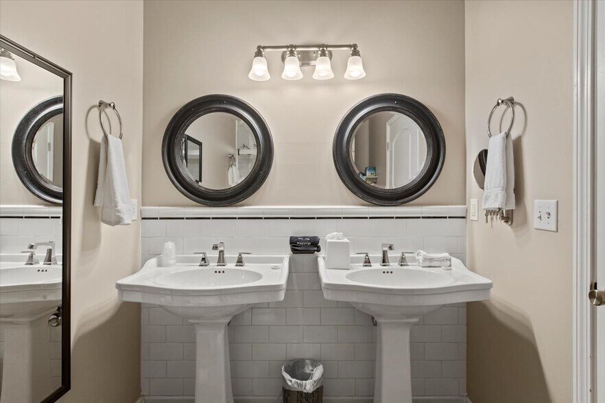 More Photos Of 49 Florida Ave, Amsterdam Hospitality For Sale