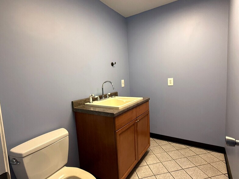 More Photos Of 117 Park Rd, Lexington Showroom For Sale