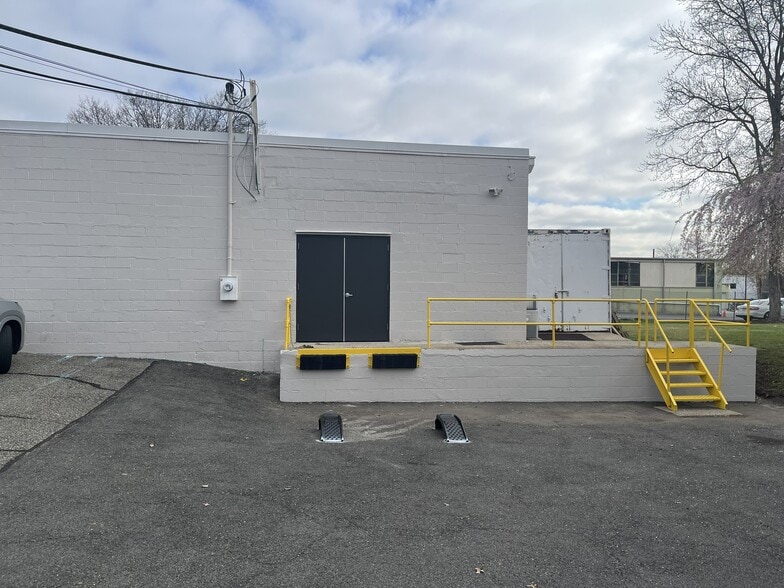 More Photos Of 43 Commerce St, Springfield Flex For Sale