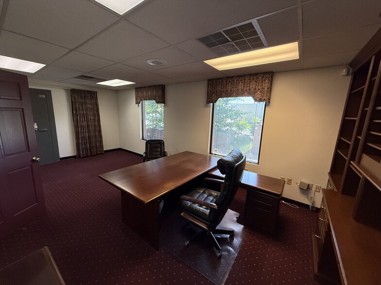 More Photos Of 403 Chatham Sq, Fredericksburg Office For Sale