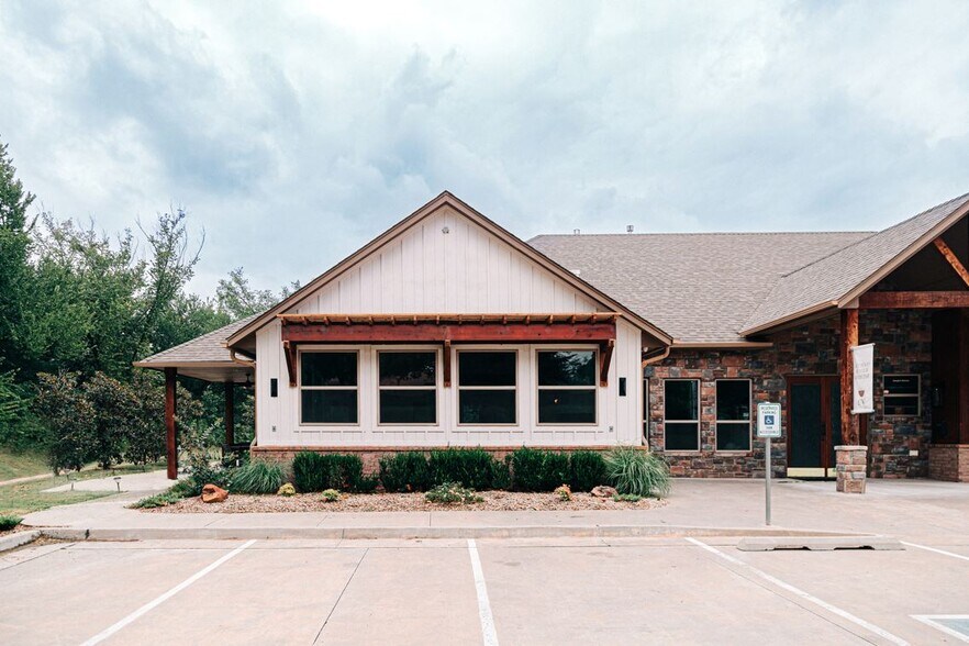 More Photos Of 2851 W Edmond Rd, Edmond Storefront Retail Office For Sale