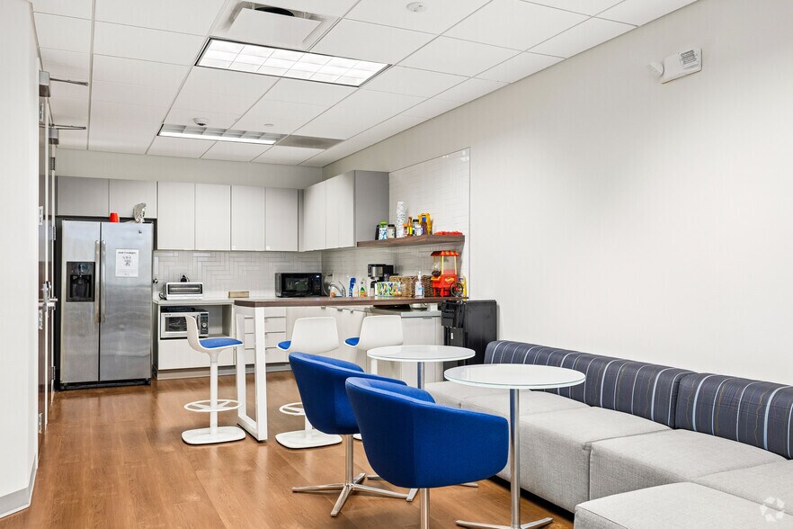 More Photos Of 8910 Purdue Rd, Indianapolis Office For Sale