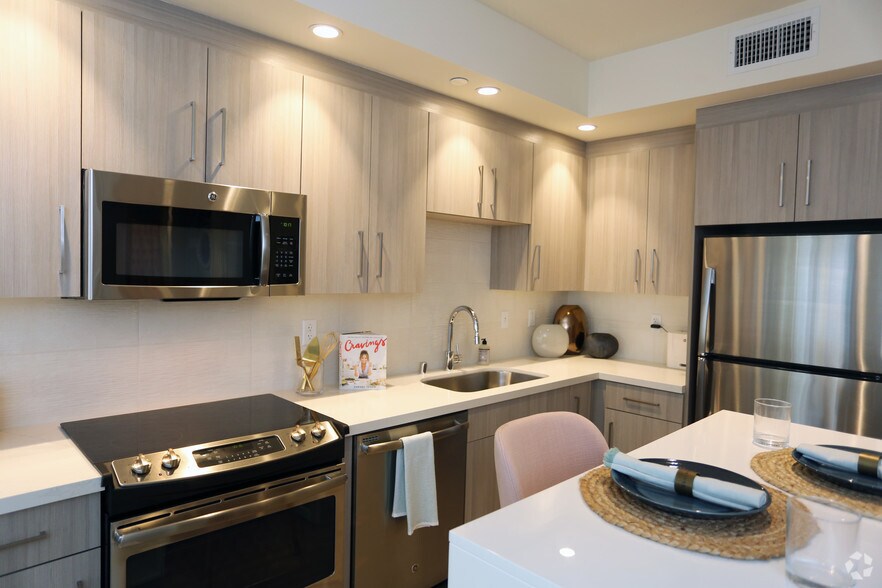 More Photos Of 424 W Pico Blvd, Los Angeles Apartments For Lease