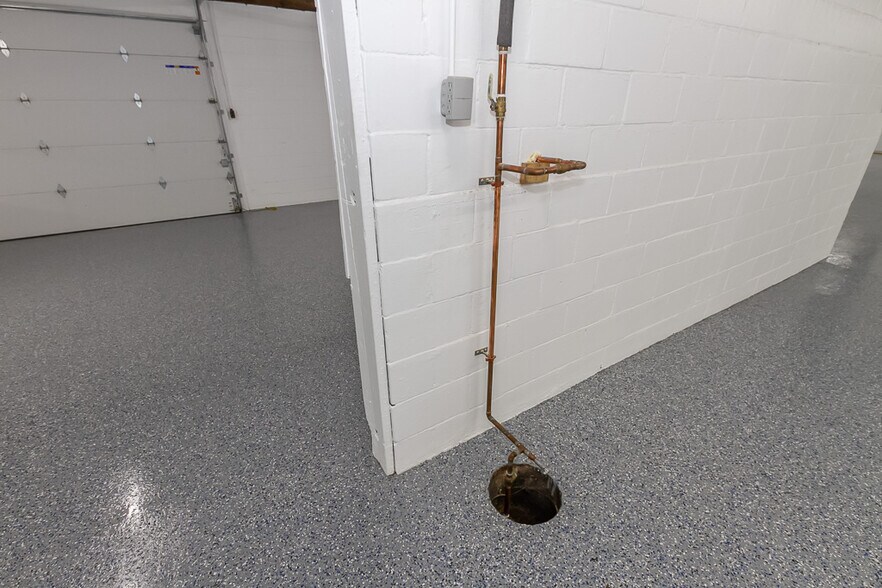 More Photos Of 925 Virginia St, Shelbyville Warehouse For Lease