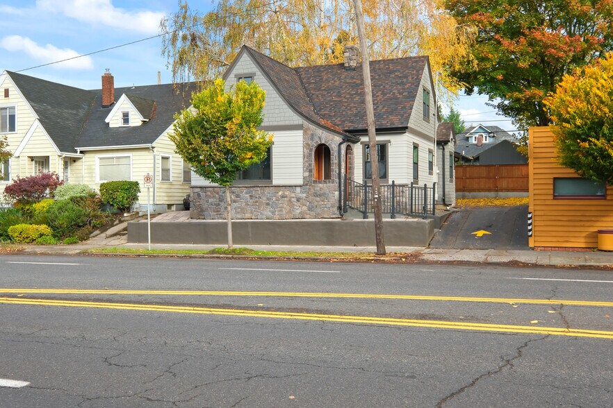 More Photos Of 3033 NE Broadway St, Portland Office Residential For Sale