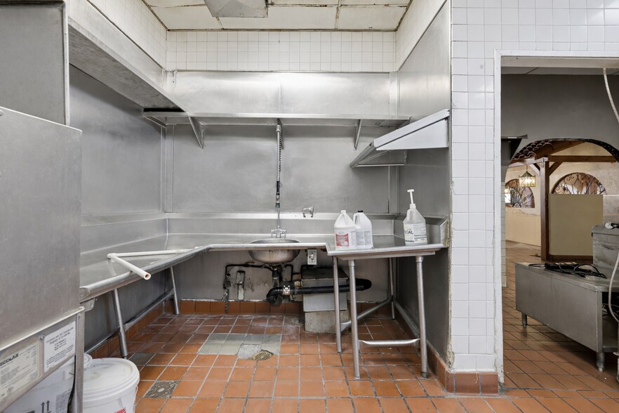 More Photos Of 1100-1106 W Avenue K, Lancaster Freestanding For Lease